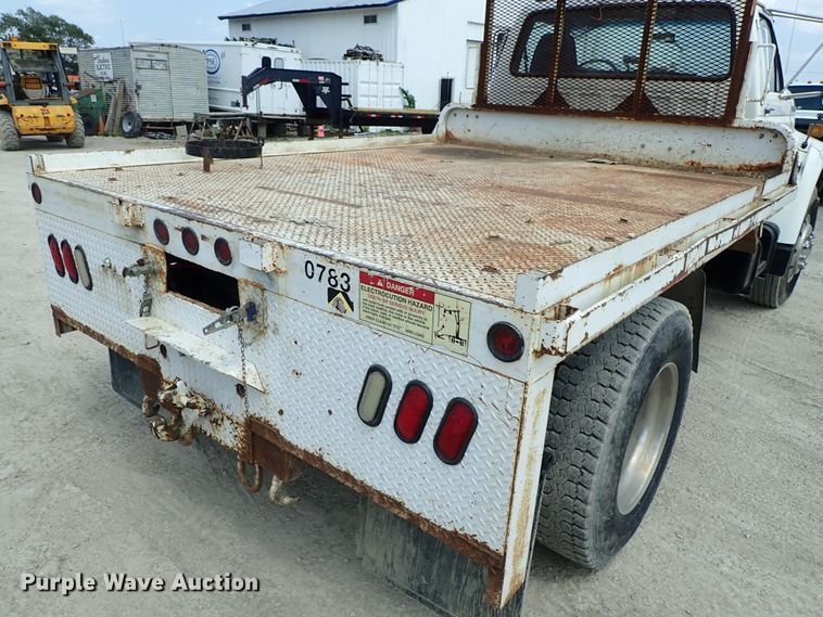 image for item DE0955 1995 Ford F800 flatbed truck