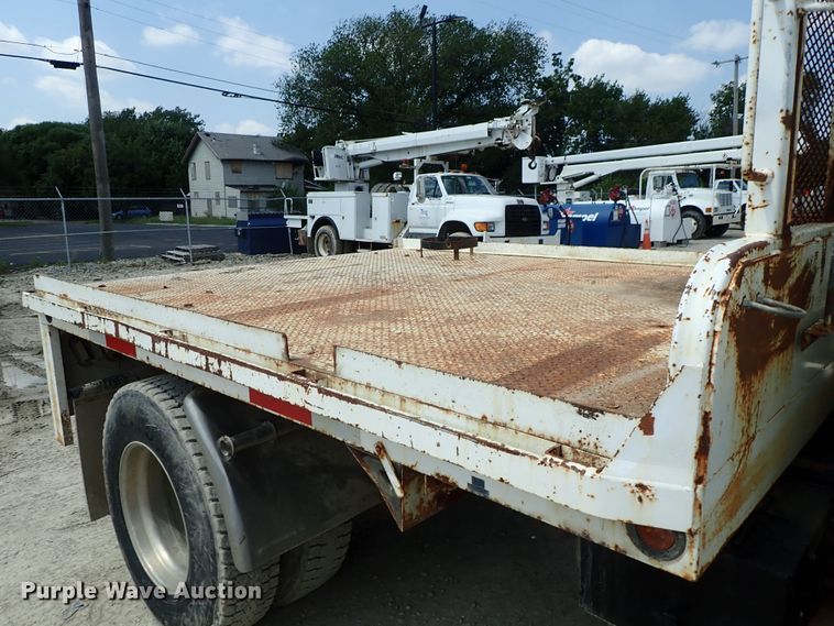 image for item DE0955 1995 Ford F800 flatbed truck