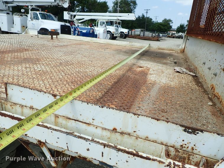 image for item DE0955 1995 Ford F800 flatbed truck