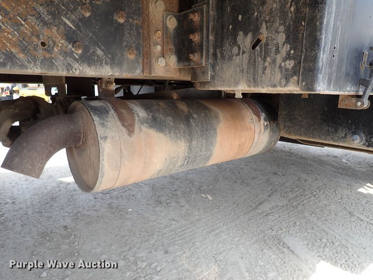 image for item DE0955 1995 Ford F800 flatbed truck