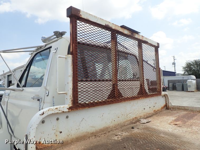 image for item DE0955 1995 Ford F800 flatbed truck