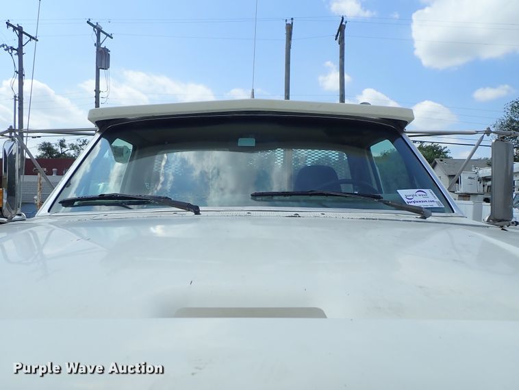 image for item DE0955 1995 Ford F800 flatbed truck