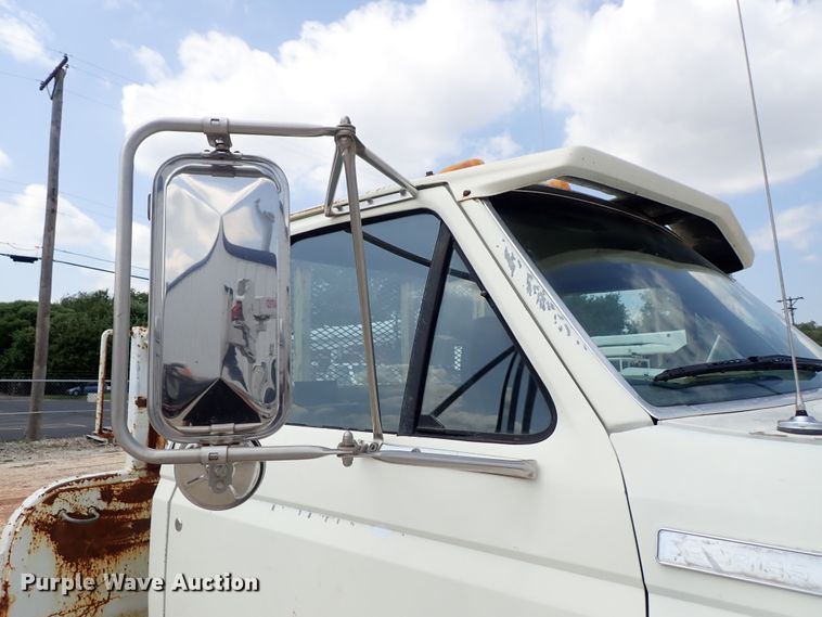 image for item DE0955 1995 Ford F800 flatbed truck