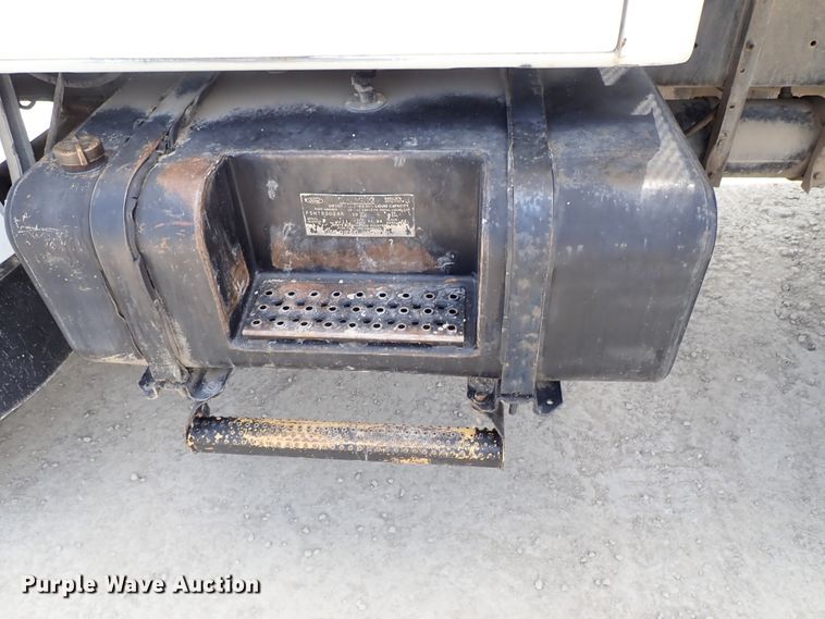 image for item DE0955 1995 Ford F800 flatbed truck