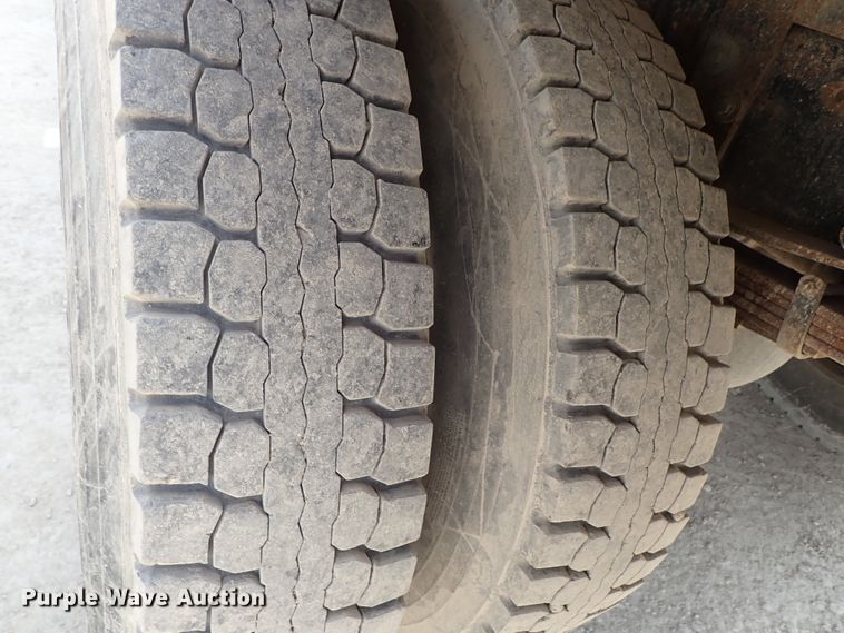 image for item DE0955 1995 Ford F800 flatbed truck