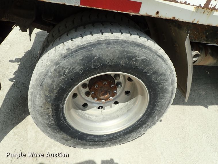 image for item DE0955 1995 Ford F800 flatbed truck