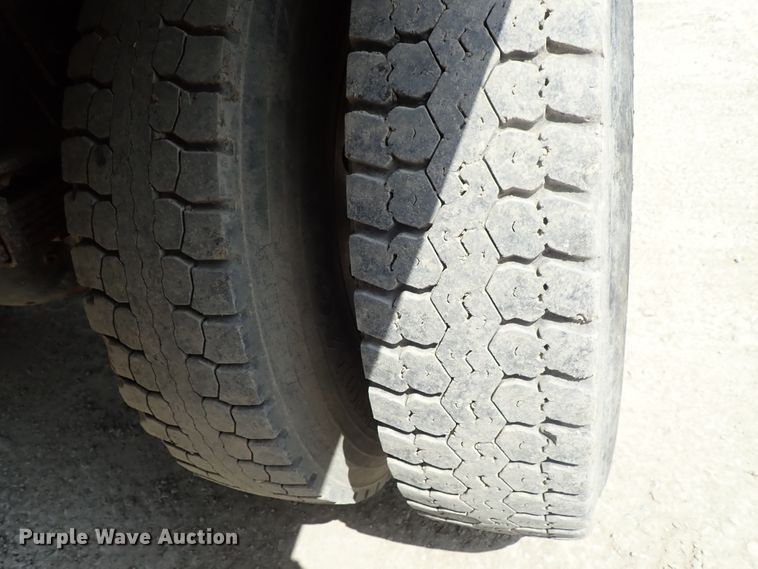 image for item DE0955 1995 Ford F800 flatbed truck