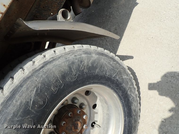 image for item DE0955 1995 Ford F800 flatbed truck