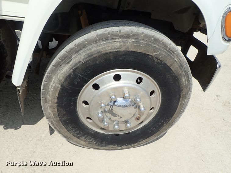 image for item DE0955 1995 Ford F800 flatbed truck