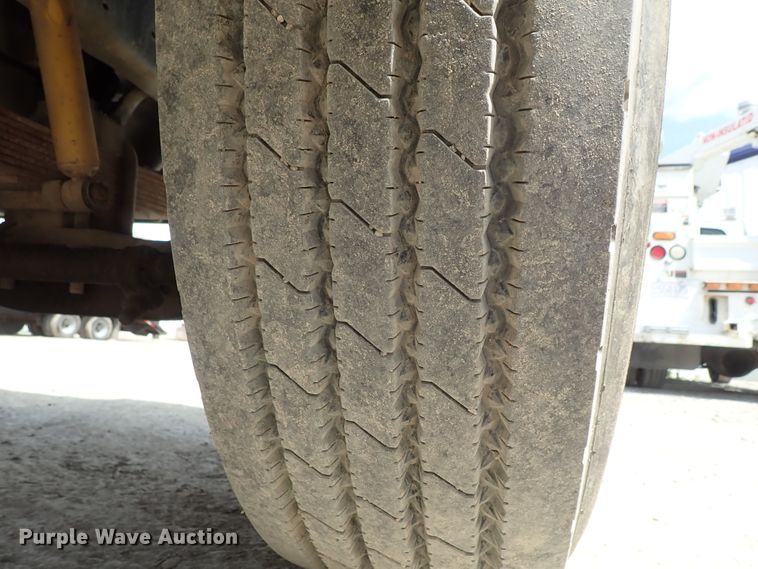 image for item DE0955 1995 Ford F800 flatbed truck