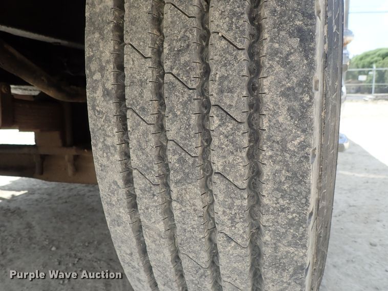 image for item DE0955 1995 Ford F800 flatbed truck