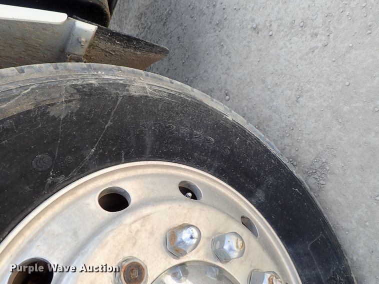 image for item DE0955 1995 Ford F800 flatbed truck