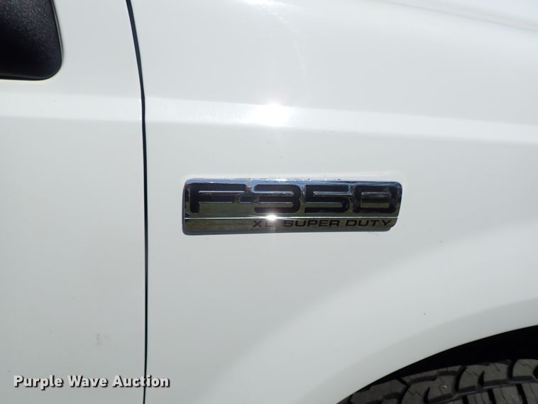 image for item DE1030 2005 Ford F350 Super Duty pickup truck
