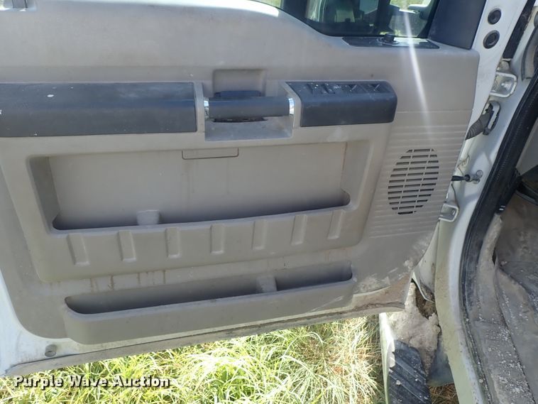 image for item DE5530 2008 Ford F350 Super Duty Crew Cab pickup truck cab and chassis