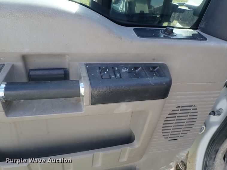 image for item DE5530 2008 Ford F350 Super Duty Crew Cab pickup truck cab and chassis