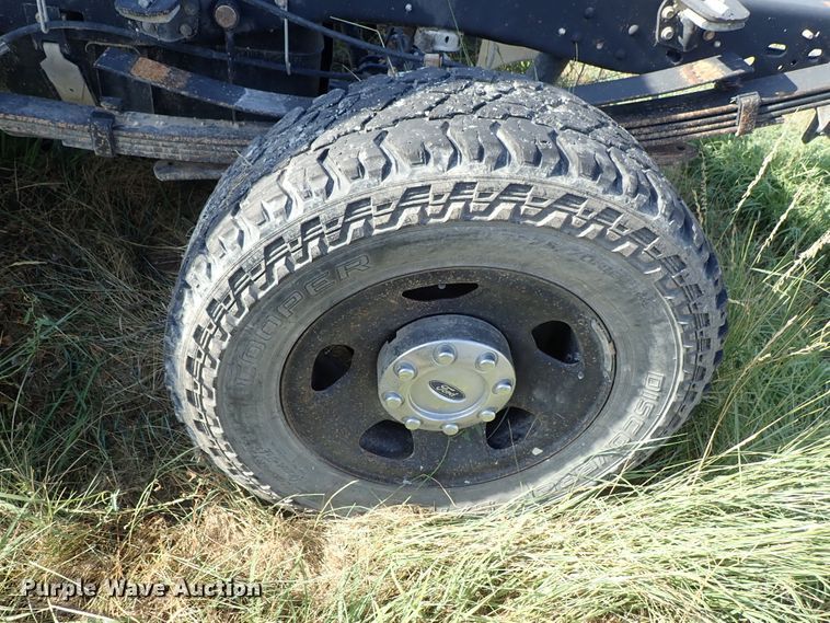 image for item DE5530 2008 Ford F350 Super Duty Crew Cab pickup truck cab and chassis