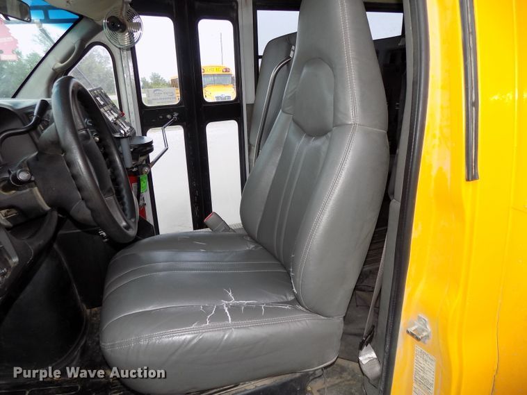 image for item DE7765 2006 Chevrolet Express G3500 school bus