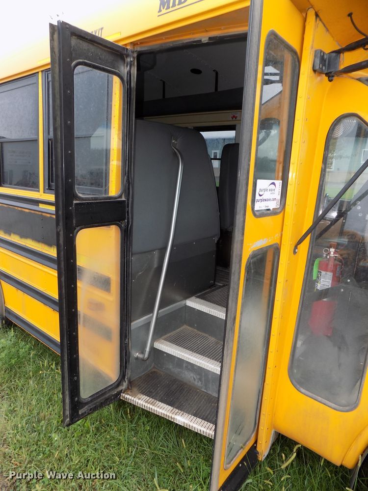 image for item DE7765 2006 Chevrolet Express G3500 school bus