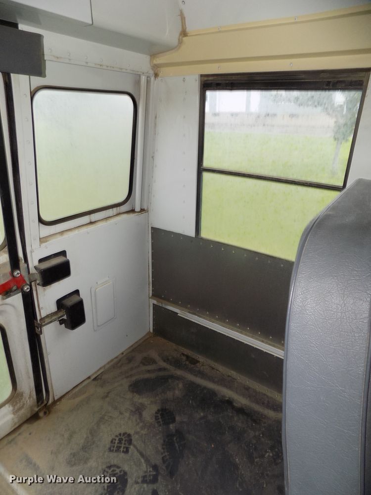 image for item DE7765 2006 Chevrolet Express G3500 school bus