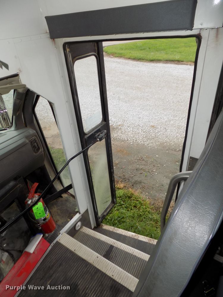 image for item DE7765 2006 Chevrolet Express G3500 school bus