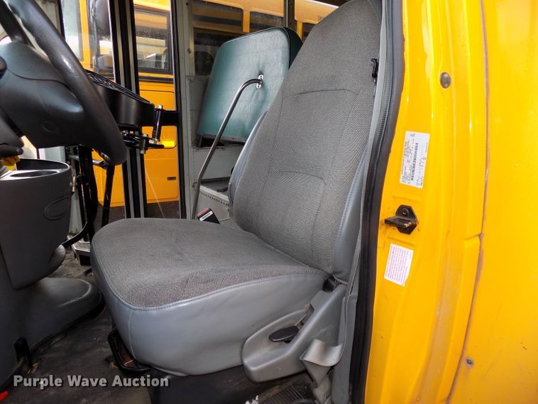 image for item DE7766 2004 Ford E450 school bus