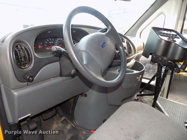 image for item DE7766 2004 Ford E450 school bus