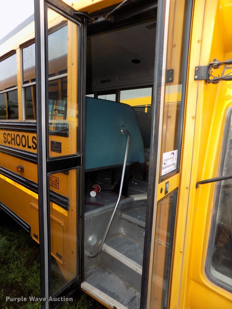 image for item DE7766 2004 Ford E450 school bus