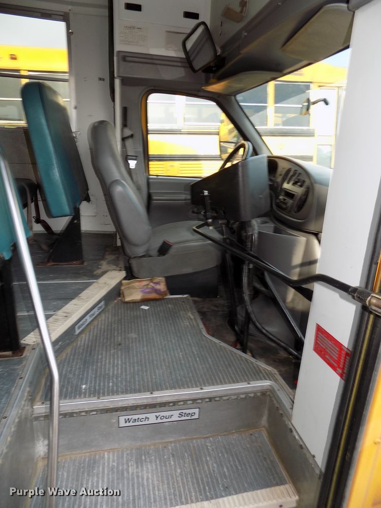 image for item DE7766 2004 Ford E450 school bus
