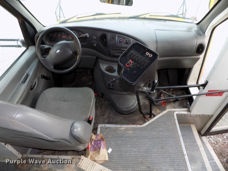 image for item DE7766 2004 Ford E450 school bus