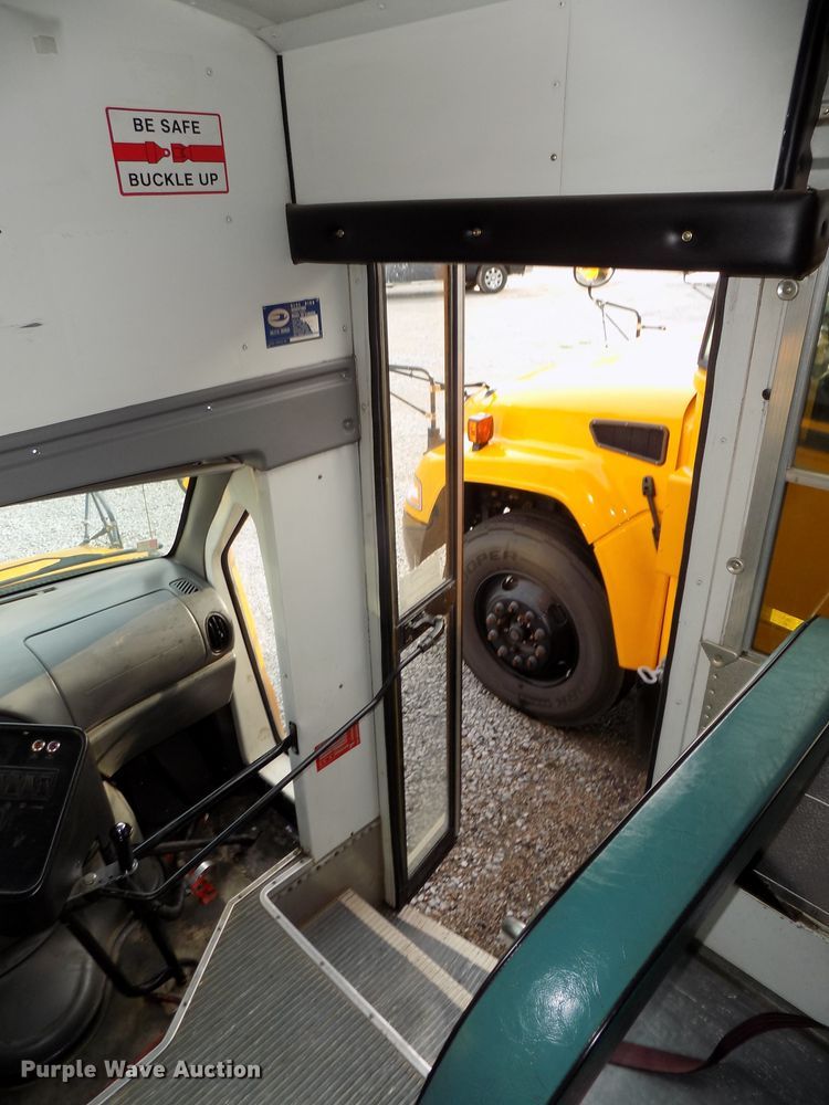 image for item DE7766 2004 Ford E450 school bus
