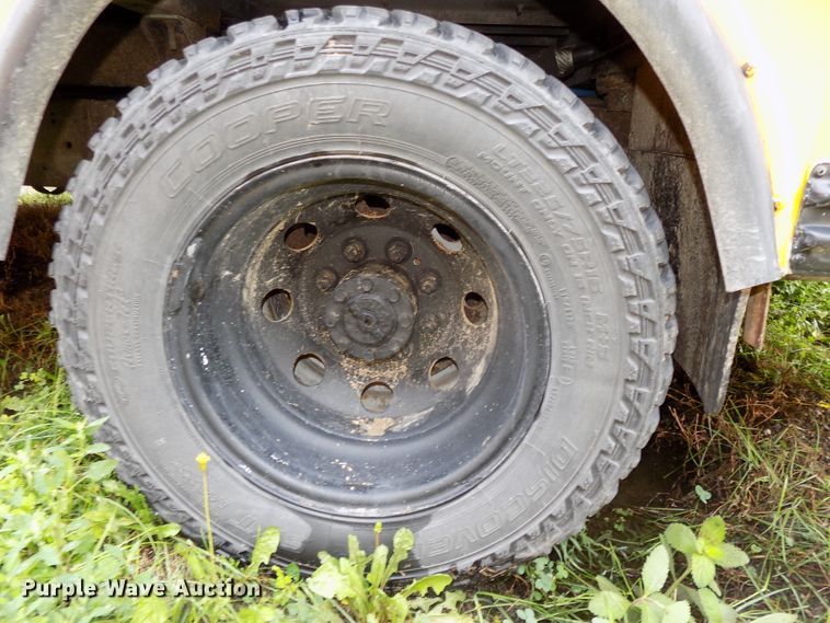 image for item DE7766 2004 Ford E450 school bus