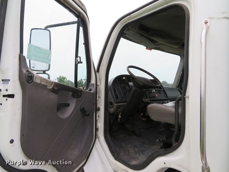 image for item DE8275 2007 Freightliner Business Class M2 service truck