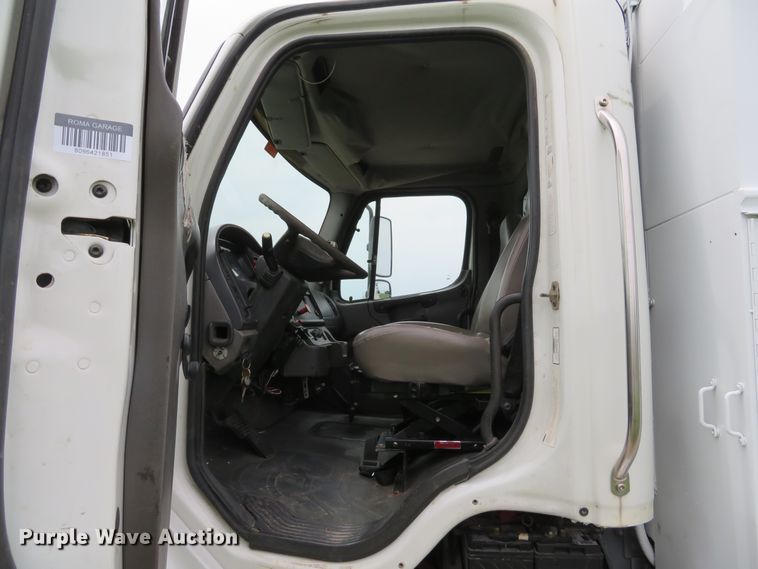 image for item DE8275 2007 Freightliner Business Class M2 service truck