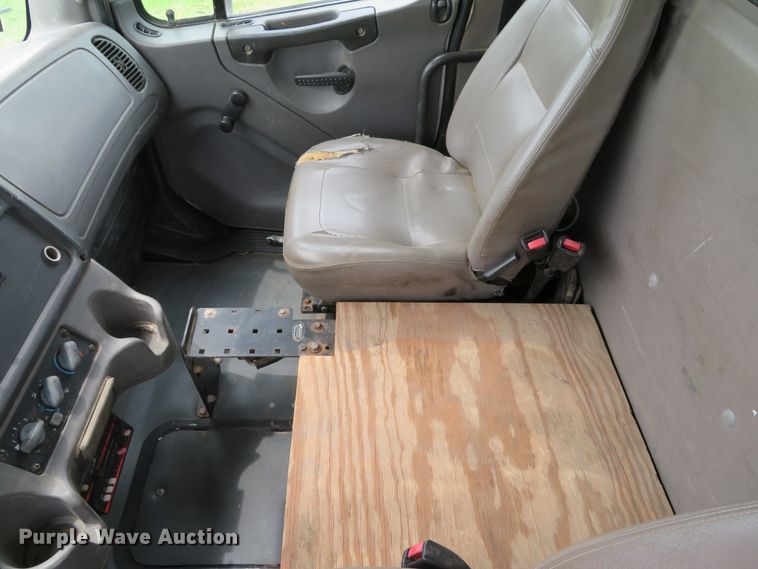 image for item DE8275 2007 Freightliner Business Class M2 service truck