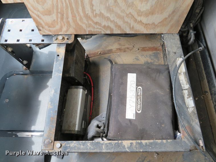 image for item DE8275 2007 Freightliner Business Class M2 service truck