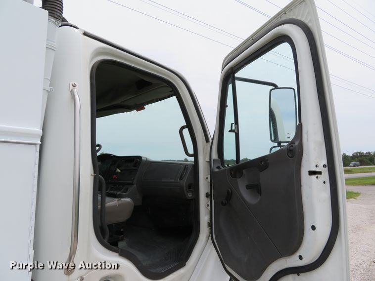 image for item DE8275 2007 Freightliner Business Class M2 service truck