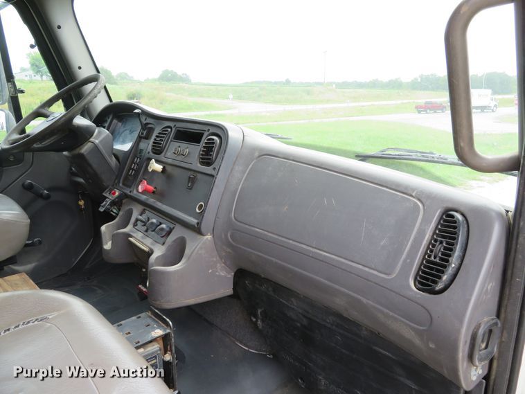 image for item DE8275 2007 Freightliner Business Class M2 service truck