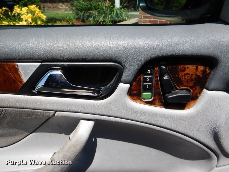 image for item DE8511 2002 Mercedes Benz CLK320 convertible