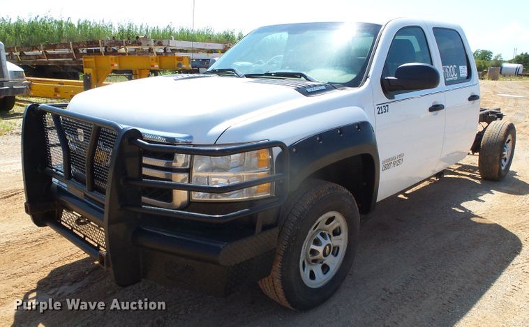 image for item DG0184 2013 Chevrolet Silverado 3500HD Crew Cab pickup truck cab and chassis