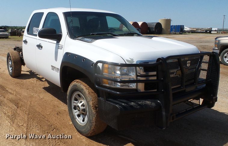 image for item DG0184 2013 Chevrolet Silverado 3500HD Crew Cab pickup truck cab and chassis