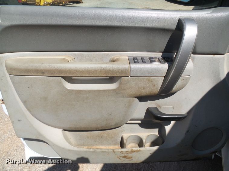 image for item DG0184 2013 Chevrolet Silverado 3500HD Crew Cab pickup truck cab and chassis