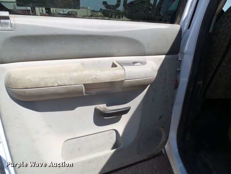 image for item DG0184 2013 Chevrolet Silverado 3500HD Crew Cab pickup truck cab and chassis