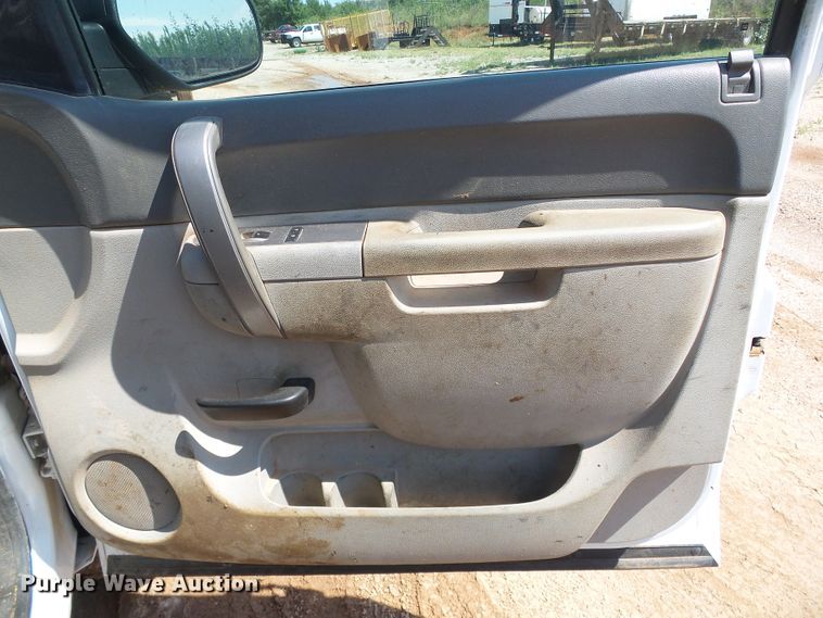 image for item DG0184 2013 Chevrolet Silverado 3500HD Crew Cab pickup truck cab and chassis