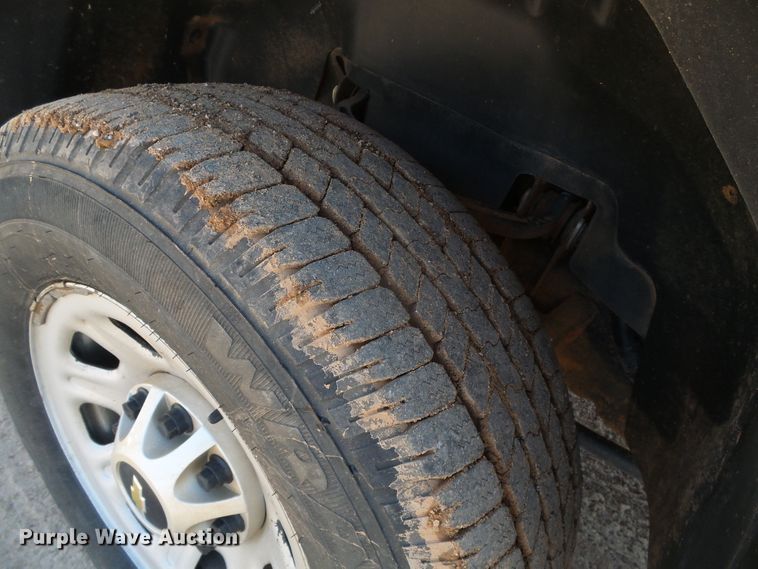 image for item DG0184 2013 Chevrolet Silverado 3500HD Crew Cab pickup truck cab and chassis