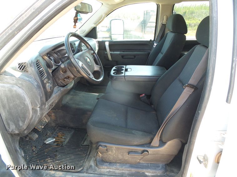 image for item DG0185 2014 Chevrolet Silverado 3500HD Crew Cab flatbed pickup truck