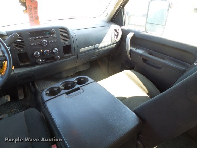 image for item DG0185 2014 Chevrolet Silverado 3500HD Crew Cab flatbed pickup truck