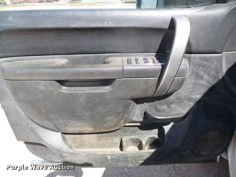 image for item DG0185 2014 Chevrolet Silverado 3500HD Crew Cab flatbed pickup truck