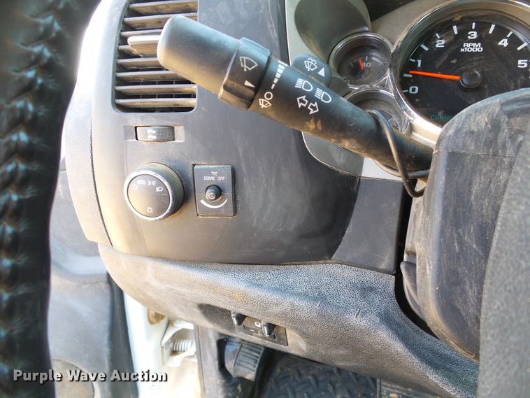 image for item DG0185 2014 Chevrolet Silverado 3500HD Crew Cab flatbed pickup truck