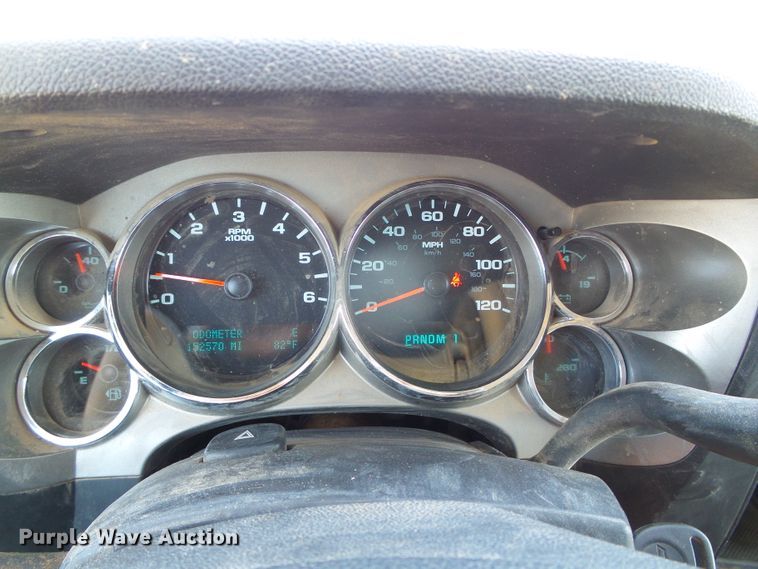 image for item DG0185 2014 Chevrolet Silverado 3500HD Crew Cab flatbed pickup truck