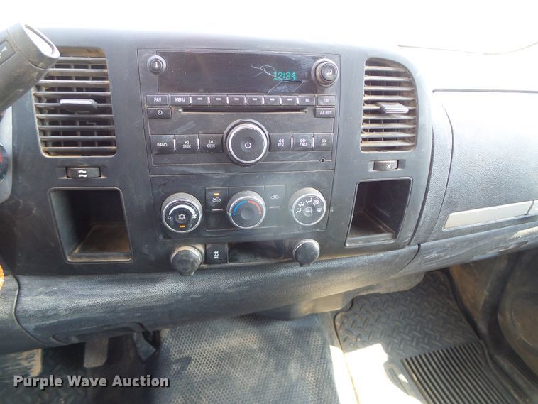 image for item DG0185 2014 Chevrolet Silverado 3500HD Crew Cab flatbed pickup truck